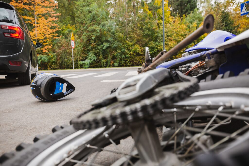 Recupere lo que le pertenece: Asesoría legal después de un accidente de motocicleta causado por distracción