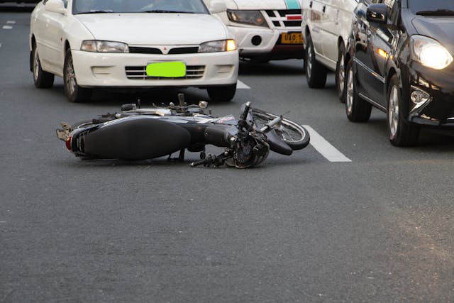Accidente de Motocicleta Eléctrica: La Importancia de Tener un Abogado Después de Ser Atropellado por un Conductor Distraído
